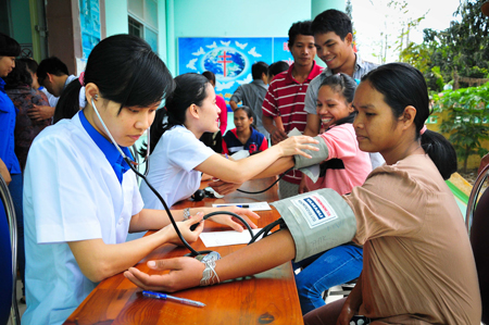 Các thầy thuốc trẻ khám bệnh miễn phí cho người dân huyện Khánh Sơn