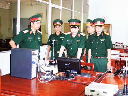 Trung tướng Lê Quý Đạm (thứ ba từ trái sang) kiểm tra  giảng đường chuyên dùng của trường