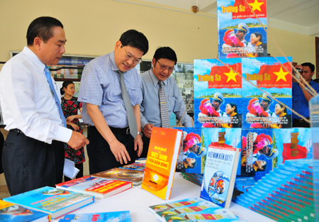 Representatives contemplating books about Vietnam’s sovereignty over seas and islands.