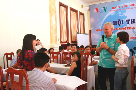 -Nhà báo Ben William đang trao đổi với các nhà báo làm phát thanh của Việt Nam.