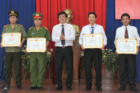 Ông Trần Sơn Hải trao bằng khen của UBND tỉnh cho các tập thể.