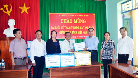 Đại diện sở Thông tin truyền thông cùng các đơn vị phát hành sách tặng sách cho trường THPT Khánh Sơn