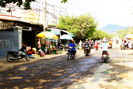 Đường Nguyễn Xiển (TP. Nha Trang) bị xuống cấp nhưng chưa được sửa chữa