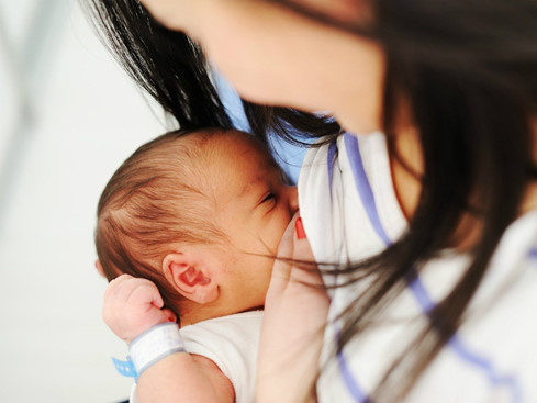 Phát hiện mới về lợi ích của sữa mẹ