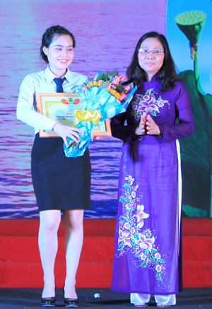 Bà Võ Thị Ngọc Hà – Chủ tịch Công đoàn Viên chức tỉnh trao giải nhì.