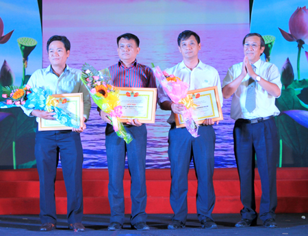 Ban tổ chức trao giải ba cho các đội thi.