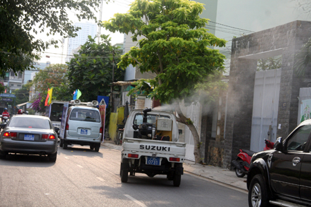 Tuyên truyền kết hợp với phun hóa chất diệt muỗi tại phường Phước Hòa