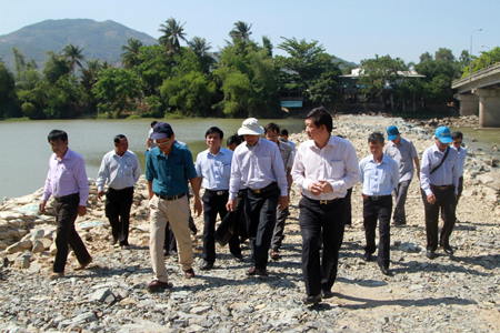 Đoàn công tác kiểm tra đập ngăn mặn tại chân cầu Vĩnh Phương