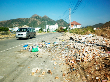 Rác xà bần tràn ra đường