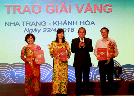 Phó Thủ tướng Trương Hòa Bình trao giải vàng thể loại phát thanh trực tiếp cho các tác giả đạt giải