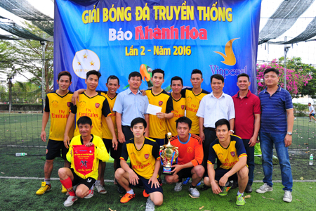 Ban tổ chức trao cúp vô địch cho đội bóng Khách sạn Ruby