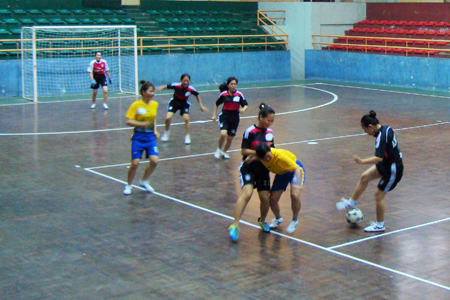 Một pha bóng quyết liệt