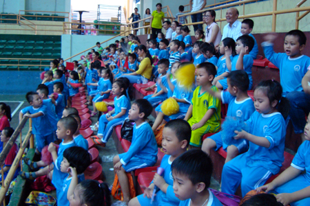 Các cháu mẫu giáo chăm chú theo dõi và cổ vũ cho các cô thi đấu