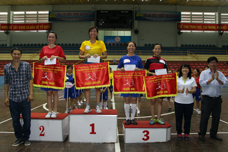 Trao giải cho các đội.