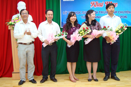 Ông Phan Văn Dũng, Phó Giám đốc Sở Giáo dục và Đào tạo trao cờ lưu niệm cho các đơn vị có thí sinh dự thi.