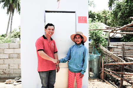 Bàn giao công trình nhà vệ sinh cho người dân xã Cam Hiệp Bắc