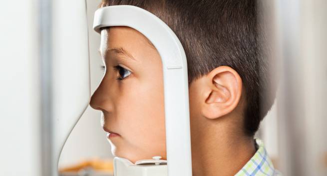 Lạm dụng điện thoại thông minh có thể gây tổn thương mắt của trẻ