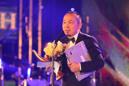 Nhạc sĩ Quốc Trung nhận giải Chuỗi chương trình của năm (Ảnh: Báo Hànộimới)