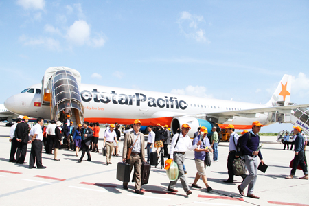 Hành khách của Jetstar Pacific xuống Sân bay quốc tế Cam Ranh