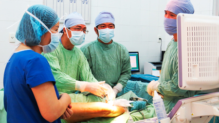 Bác sĩ Bệnh viện Đa khoa tỉnh thực hiện ca phẫu thuật dưới sự hướng dẫn của bác sĩ Bệnh viện Đại học Y Dược TP. Hồ Chí Minh