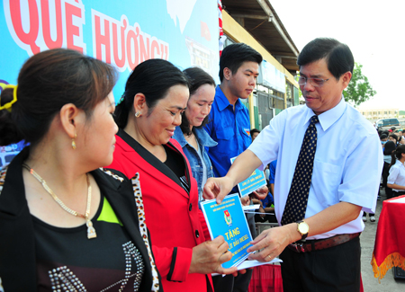Ông Nguyễn Tấn Tuân tặng quà hỗ trợ gia đình ngư dân trẻ