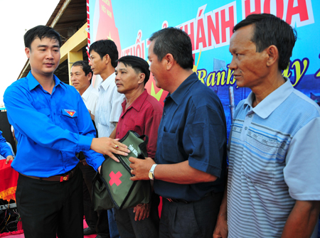 Anh Nguyễn Văn Nhuận – Bí thư Tỉnh đoàn tặng túi thuốc y tế cho ngư dân.