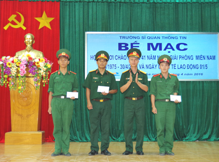 Gần 200 vận động viên tham gia hội thi bơi