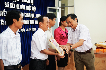 Ông Nguyễn Đắc Tài trao bằng khen cho đại diện các tập thể.