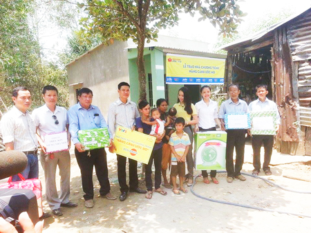 Trao nhà tại thị trấn Khánh Vĩnh