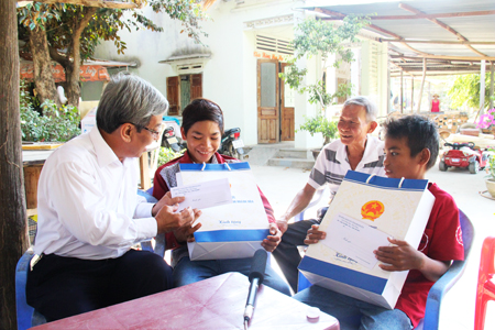 Đồng chí Lê Xuân Thân trò chuyện, biểu dương 2 thiếu niên người Raglai dũng cảm cứu người
