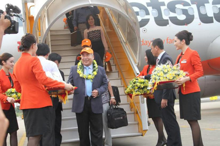 Dao Cong Thien, the first passenger arriving at Phu Bai Airport by first flight of new air route.