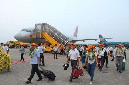 Passengers of maiden flight from Cam Ranh to Thua Thien Hue at Phu Bai Airport.