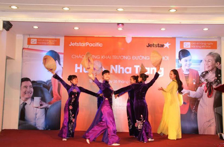 Musical performance at Cam Ranh – Hue air route opening ceremony.