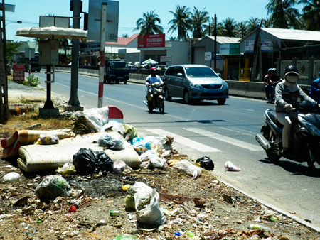Rác đổ bừa bãi