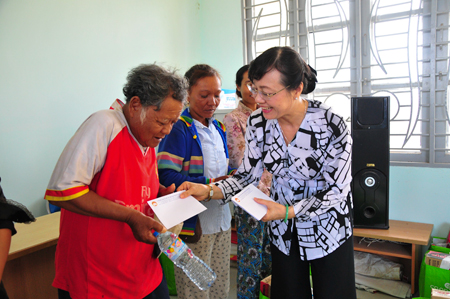 Bà Nguyễn Thị Quyết Tâm trao quà hỗ trợ cho người dân