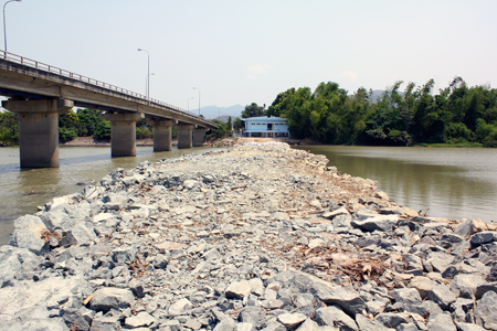 Mực nước mặn từ hạ lưu đập ngăn mặn Vĩnh Phương nhiều thời điểm cao hơn nước ngọt ở thượng lưu