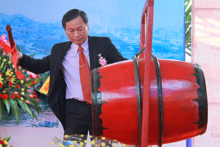 Nguyen Dac Tai beating drum at festival’s opening ceremony.