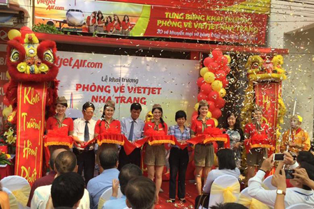 Các đại biểu cắt băng khai trương phòng vé Vietjet tại Nha Trang