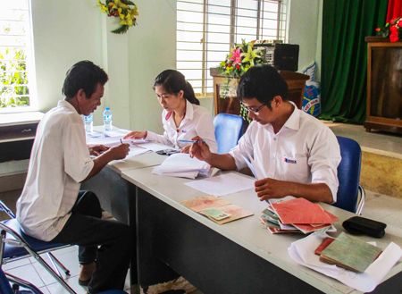 Người dân xã Đại Lãnh thực hiện các thủ tục nhận tiền đền bù do nứt nhà