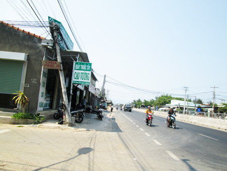 Tại nơi giao nhau giữa Quốc lộ 1A và đường vào Trường THCS Phạm Ngũ Lão thuộc thôn Sơn Lộc, xã Ninh An, thị xã Ninh Hòa đang có một trụ điện bị gãy tiện dưới gốc, nghiêng tựa vào nhà dân rất nguy hiểm