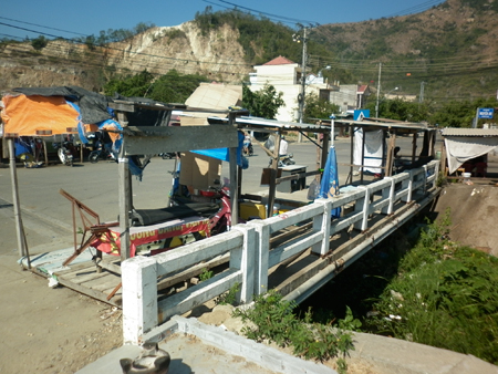 Buôn bán lấn chiếm hành lang cầu