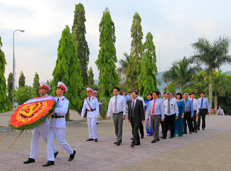 Đoàn đại biểu Ban Chấp hành Đảng bộ tỉnh do ông Nguyễn Tuấn Tuân dẫn đầu.