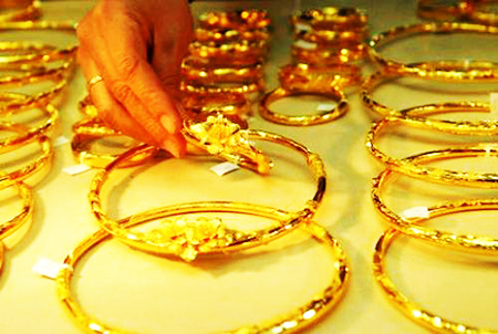 Giá vàng tăng vọt gần nửa triệu đồng mỗi lượng