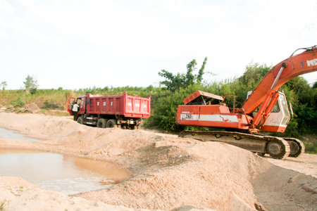 Một khu vực bị khai thác cát trái phép tại xã Sông Cầu
