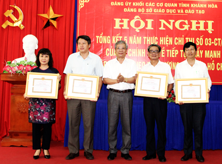 Ông Lê Tuấn Tứ, Giám đốc Sở Giáo dục và Đào tạo trao giấy khen cho 4 tập thể