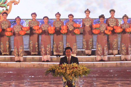 Ông Phạm Bình Minh, Ủy viên Bộ Chính trị - Phó Thủ tướng Chính phủ, Bộ trưởng Bộ Ngoại giao Nước cộng hòa xã hội chủ nghĩa Việt Nam phát biểu khai mạc Festival Huế 2016 