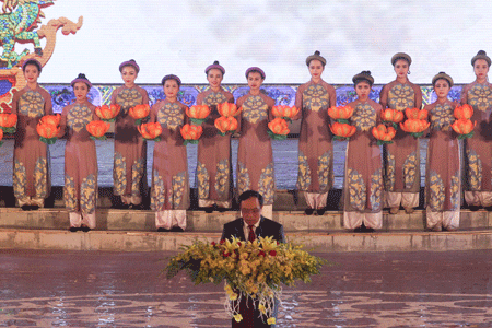 Ông Nguyễn Văn Cao - Chủ tịch UBND tỉnh Thừa Thiên Huế đọc tuyên bố khai mạc Festival Huế 2016