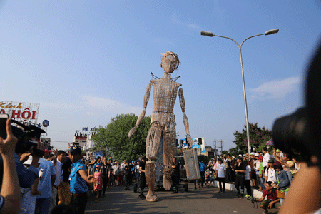 Chú rối khổng lồ Liédo cao 7,5m tham quan đường phố Huế