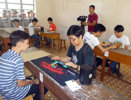 112 thí sinh tham gia cuộc thi Rubik Nha Trang Open năm 2016