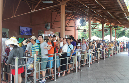 Vinpearl Land is still an attractive destination for tourists on these holidays. (Photo: Tourists waiting to go to Vinpearl Land in the morning of May 1.)